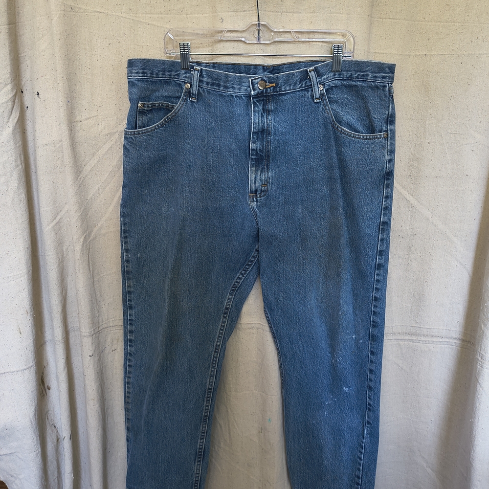 Wrangler Men's Size 40x30 Relaxed Fit  Distressed Jeans.